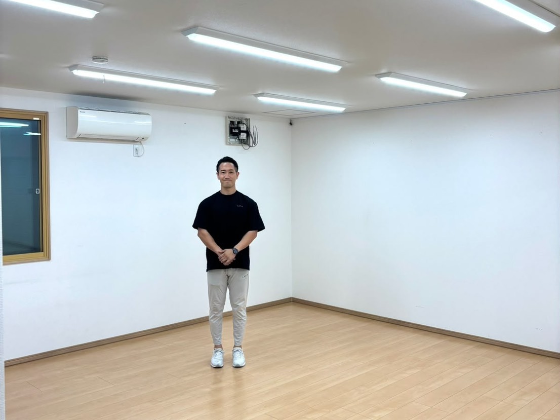 NAGIジムの2階スタジオに立つ代表・柏崎 海